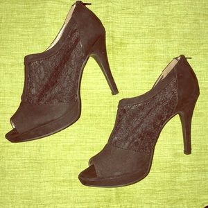 Black lace and suede material peep toe